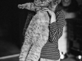 girl with cat - Gustav Eckart, Photography