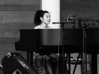 Aki Takase 1994 06 30 08 - Gustav Eckart, Photographie