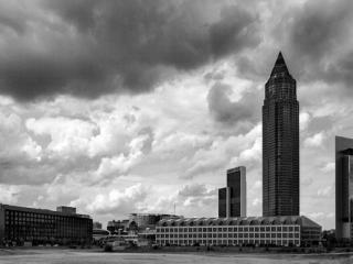 Messe Frankfurt &amp; Wolkenhimmel - Gustav Eckart, Photographie