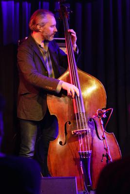 The Bad Plus: Reid Anderson 20140408 - Gustav Eckart, Fotografie