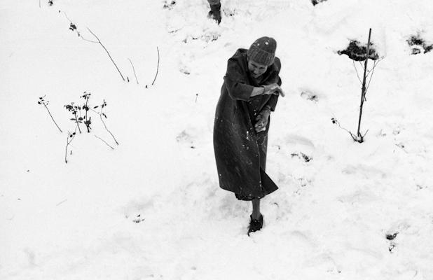 Großmutter bei der Schneeballschlacht - Gustav Eckart, Fotografie