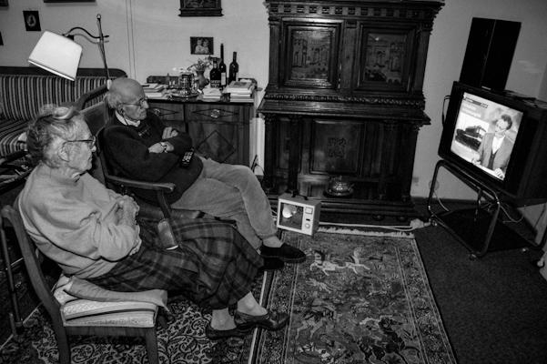 Old couple watching TV 1998 - Gustav Eckart, Photography